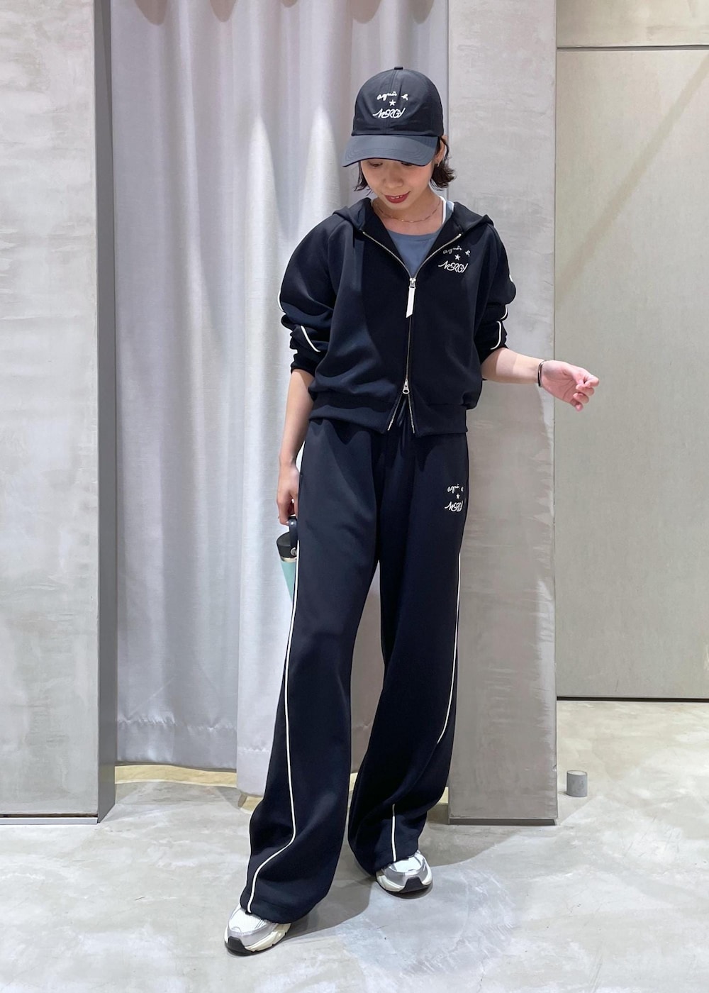 「ブラック、ロゴ、長袖、セットアップ、ジップ、フード、十分丈、スラックス、スニーカー、初春コーデ、春コーデ、初夏コーデ、夏コーデ、初秋コーデ、秋コーデ」｜「HYDRO FLASKの【Hydro Flask】保温保冷 ハイドロフラスク　 HYDRATION　20oz Wide Mouth（グラス/マグカップ/タンブラー、グリーン系）」を使った、TENDOさん（レディース・153cm）の夏コーディネートの2枚目の写真