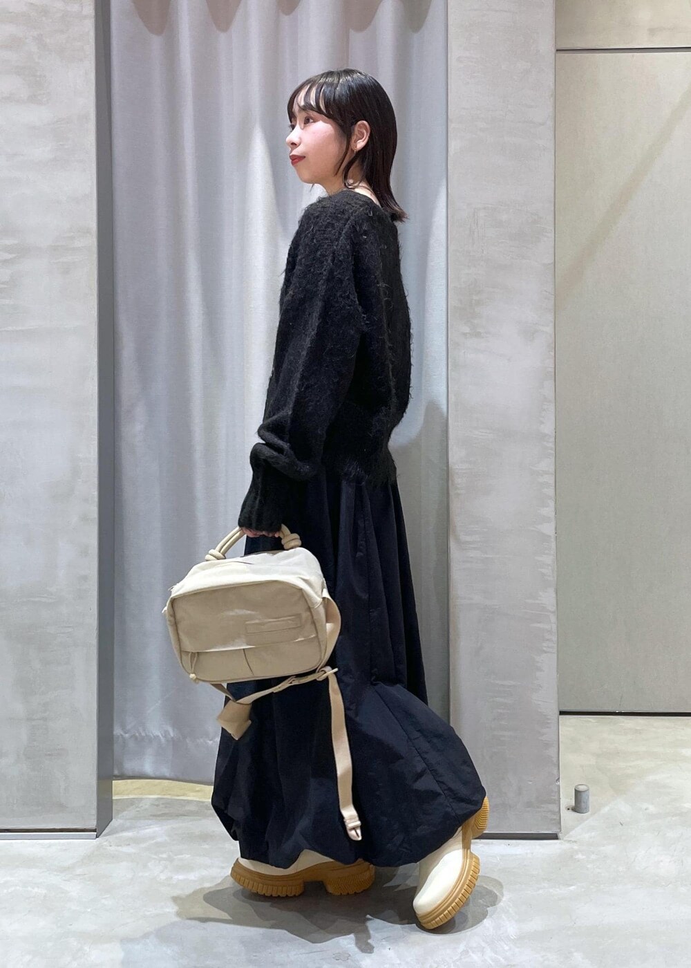 「秋コーデ、初冬コーデ、冬コーデ、デートコーデ、お出かけコーデ、旅行コーデ、女子会コーデ、スポーツミックス、大人カジュアル、スカートスタイル、体型カバー、カジュアルコーデ」｜「NERGYのバルーンスカート（スカート、ブラック系）」を使った、TENDOさん（レディース・153cm）の冬コーディネートの4枚目の写真