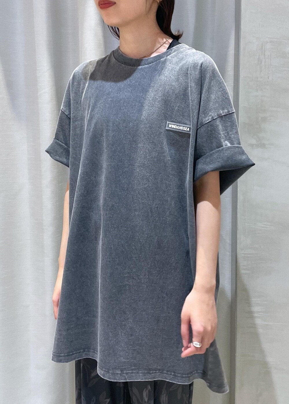 ブラック系のその他パンツ、グリーン系のサンダル、ブラック系のTシャツ/カットソーを着用したレディースの夏コーディネートの5枚目の写真