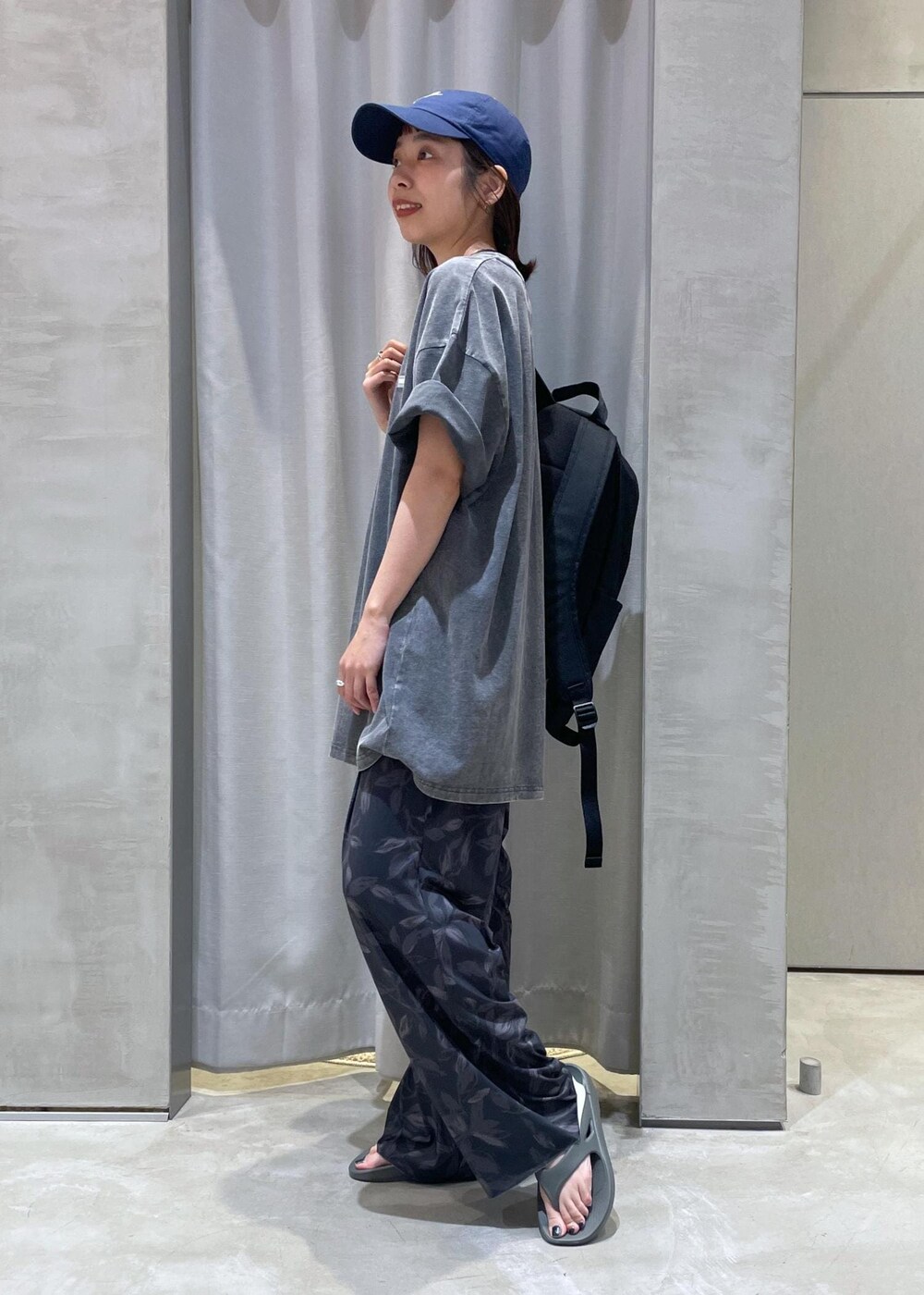 ブラック系のその他パンツ、グリーン系のサンダル、ブラック系のTシャツ/カットソーを着用したレディースの夏コーディネートの3枚目の写真