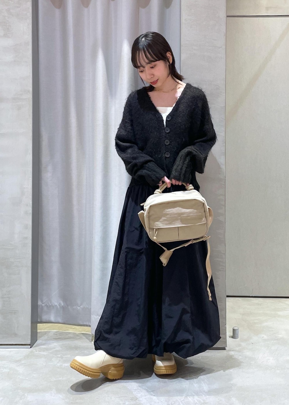 「秋コーデ、初冬コーデ、冬コーデ、デートコーデ、お出かけコーデ、旅行コーデ、女子会コーデ、スポーツミックス、大人カジュアル、スカートスタイル、体型カバー、カジュアルコーデ」｜「NERGYのバルーンスカート（スカート、ブラック系）」を使った、TENDOさん（レディース・153cm）の冬コーディネートの3枚目の写真
