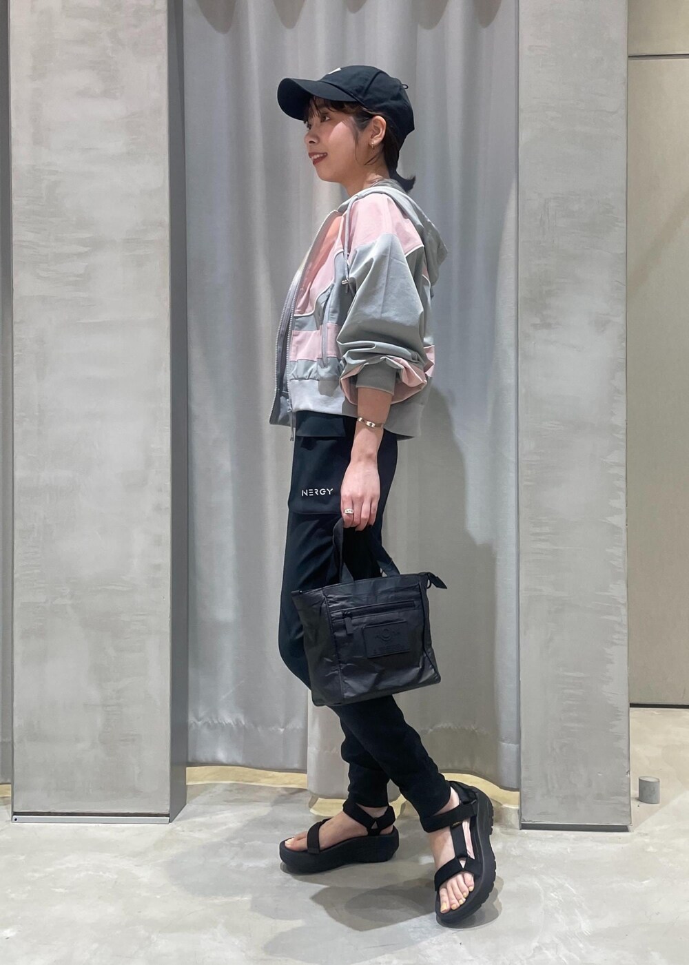 「NERGY、NIKE、YOGA、GYM、SWIM、パンツ、バックスタイル、アスレジャー」｜「WIND AND SEAの【NERGY×WIND AND SEA】UV＆水陸両用 ブラトップ（ブラジャー、ピンク系）」を使った、TENDOさん（レディース・153cm）の春コーディネートの2枚目の写真