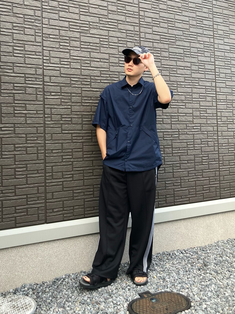 ブラック系のサンダル、ブラック系のその他パンツ、ブルー系のシャツ/ブラウスを着用したメンズの秋コーディネートの2枚目の写真