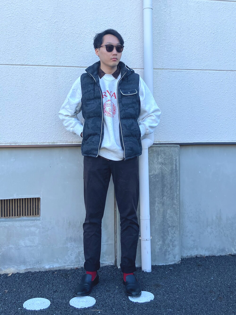 ブラック系のドレスシューズ、ブラック系のその他パンツ、グレー系のスウェットを着用したメンズの秋コーディネートの2枚目の写真