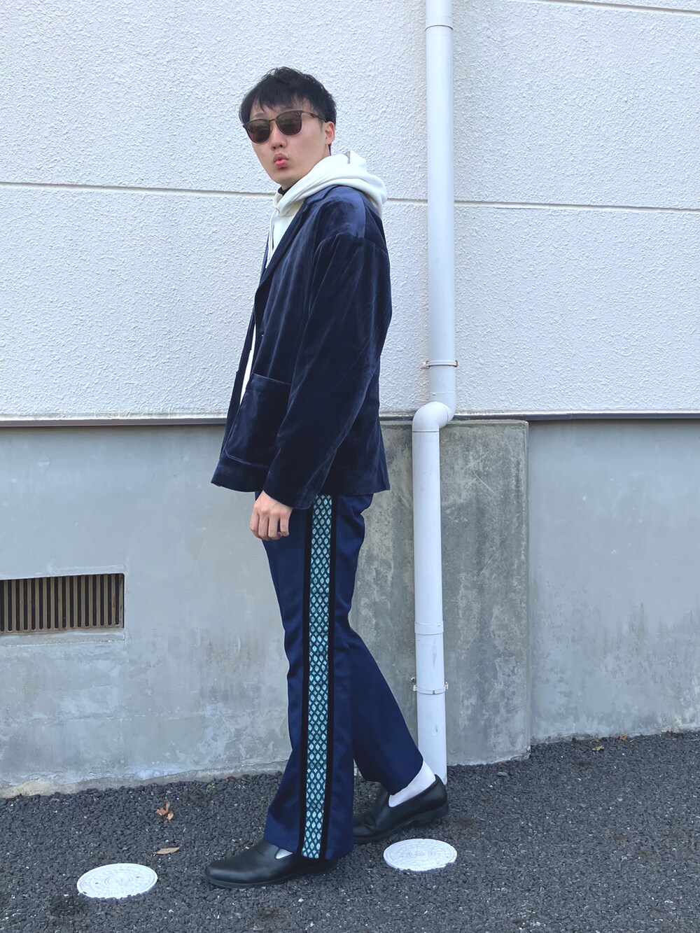 ブラック系のドレスシューズ、ブルー系のその他パンツ、ホワイト系のパーカーを着用したメンズの冬コーディネートの2枚目の写真