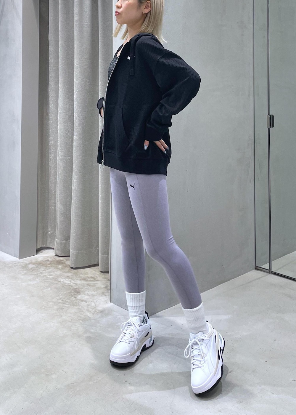 「PUMA、プーマ、スニーカー、workout、パーカー、羽織り、初秋コーデ、秋コーデ、ランニングコーデ、ジム・トレーニングコーデ、ヘルシーコーデ」｜「PUMAの【PUMA】BLSTR ウィメンズシューズ（スニーカー、ホワイト系）」を使った、Honamiさん（レディース・157cm）の秋コーディネートの2枚目の写真