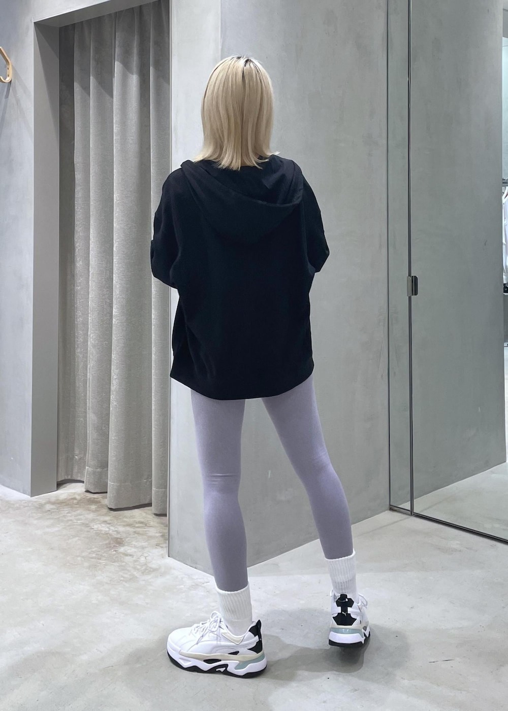 「PUMA、プーマ、スニーカー、workout、パーカー、羽織り、初秋コーデ、秋コーデ、ランニングコーデ、ジム・トレーニングコーデ、ヘルシーコーデ」｜「PUMAの【PUMA】BLSTR ウィメンズシューズ（スニーカー、ホワイト系）」を使った、Honamiさん（レディース・157cm）の秋コーディネートの3枚目の写真