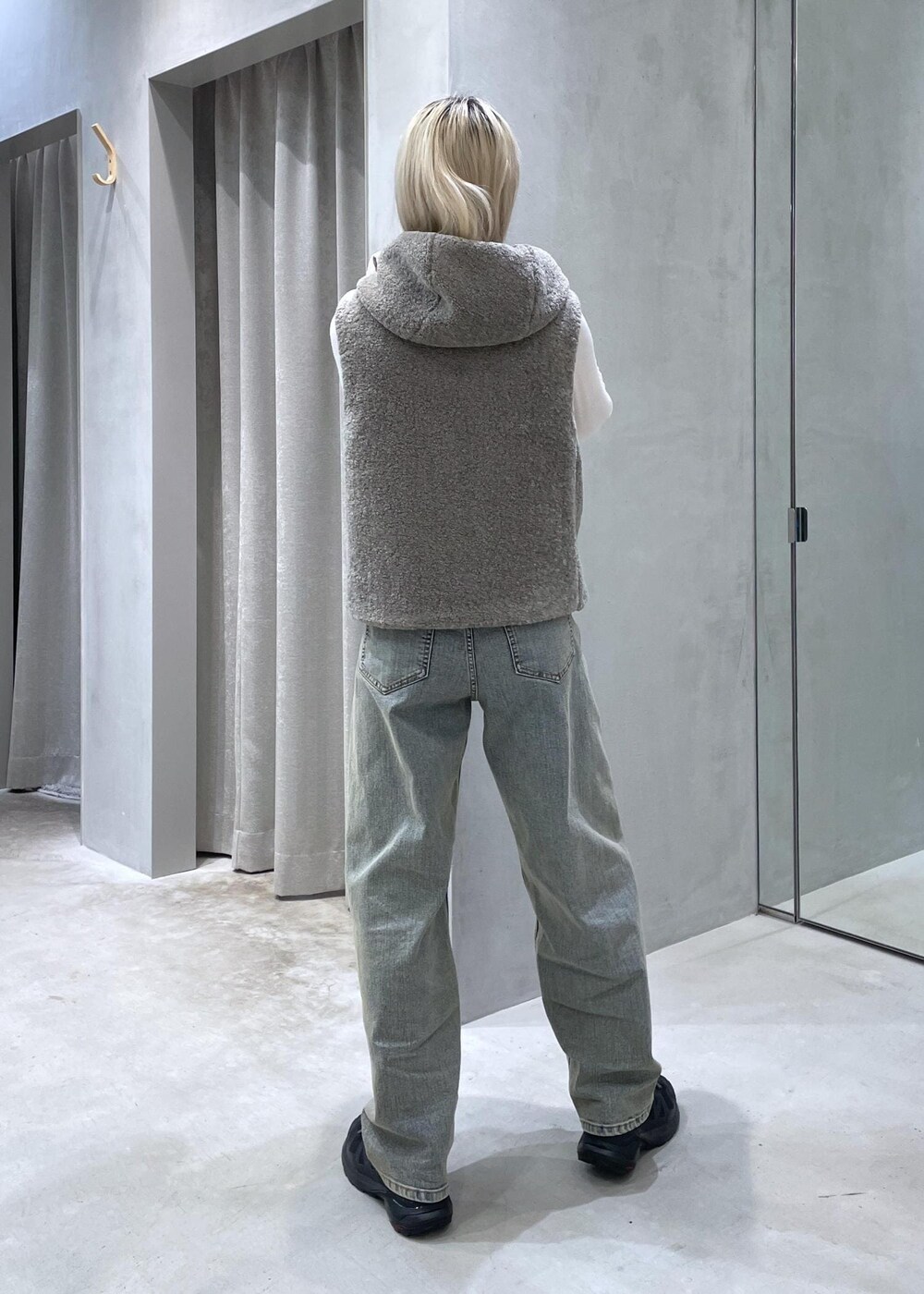 ベージュ系のデニムパンツ、ホワイト系のアンサンブル、ベージュ系のその他アウターを着用したレディースの秋コーディネートの3枚目の写真