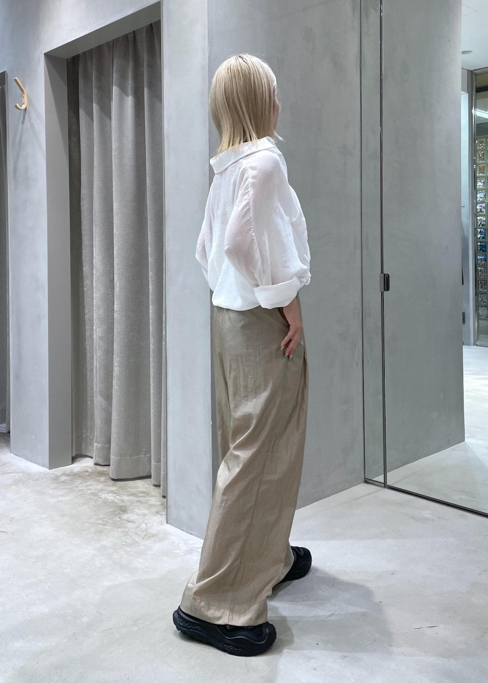 ベージュ系のその他パンツ、ホワイト系のシャツ/ブラウス、ホワイト系のキャミソールを着用したレディースの秋コーディネートの3枚目の写真