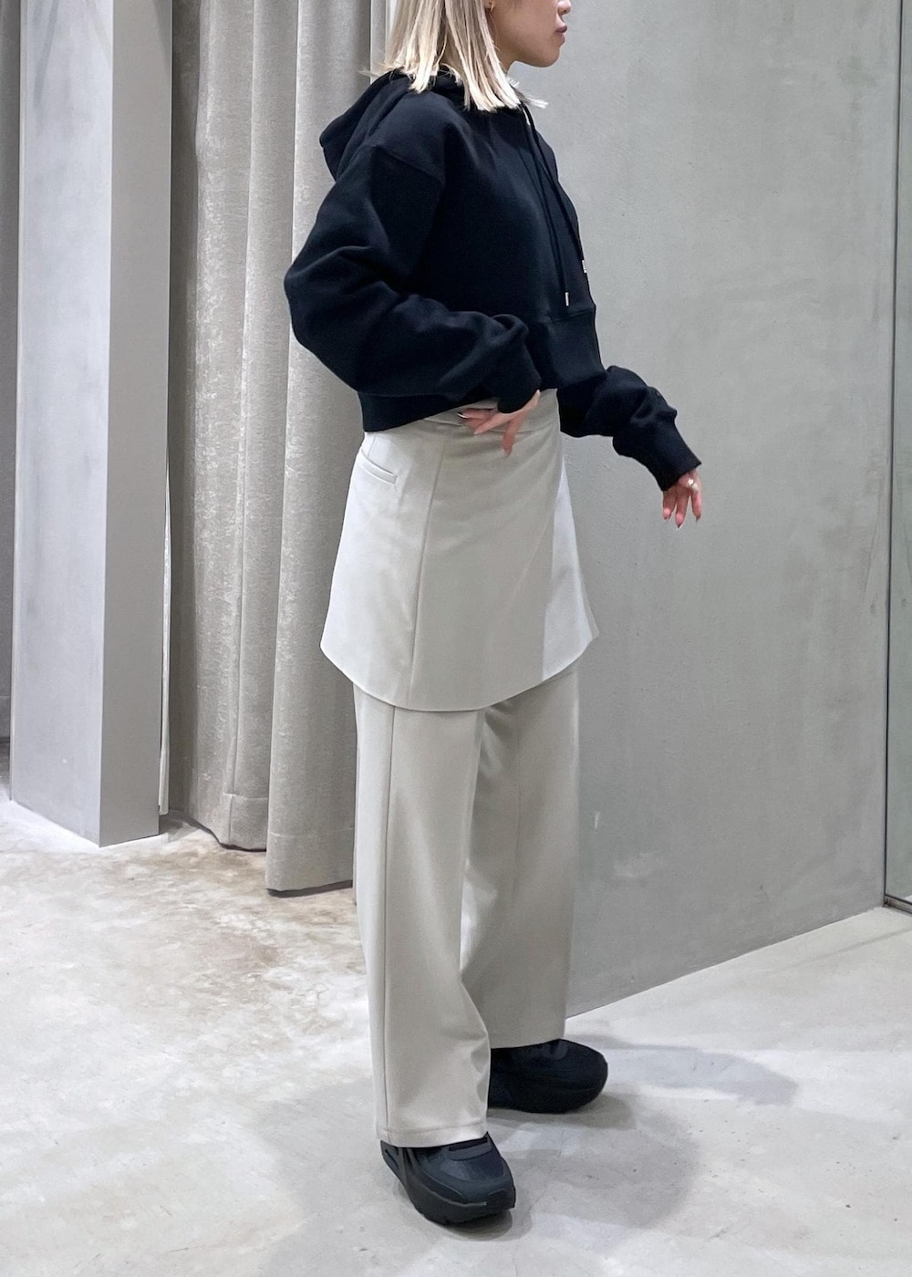 ホワイト系のその他パンツ、ブラック系のスニーカー、ブラック系のパーカーを着用したレディースの冬コーディネートの4枚目の写真