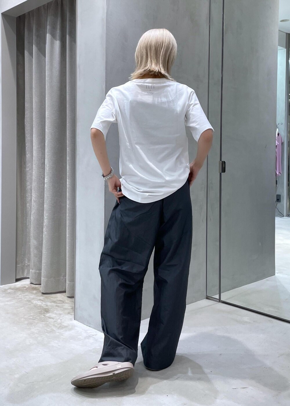 ベージュ系のサンダル、グレー系のその他パンツ、ホワイト系のTシャツ/カットソーを着用したレディースの夏コーディネートの3枚目の写真