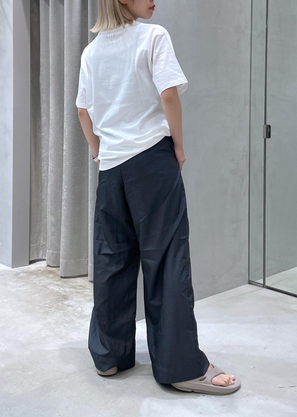 ベージュ系のサンダル、グレー系のその他パンツ、ホワイト系のTシャツ/カットソーを着用したレディースの夏コーディネートの4枚目の写真