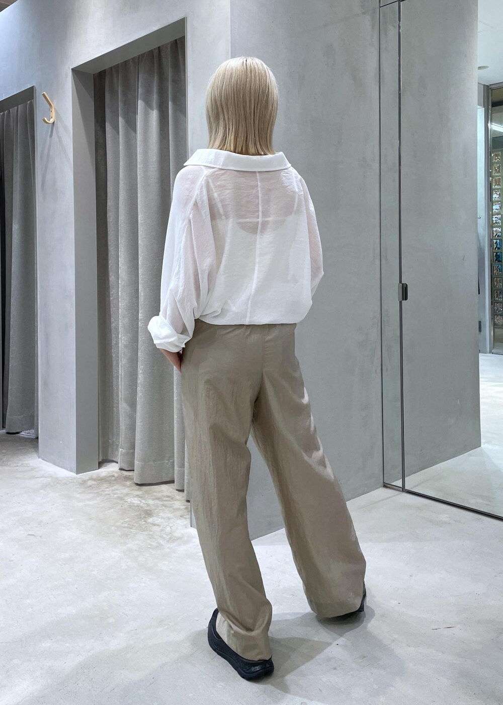 ベージュ系のその他パンツ、ホワイト系のシャツ/ブラウス、ホワイト系のキャミソールを着用したレディースの秋コーディネートの2枚目の写真