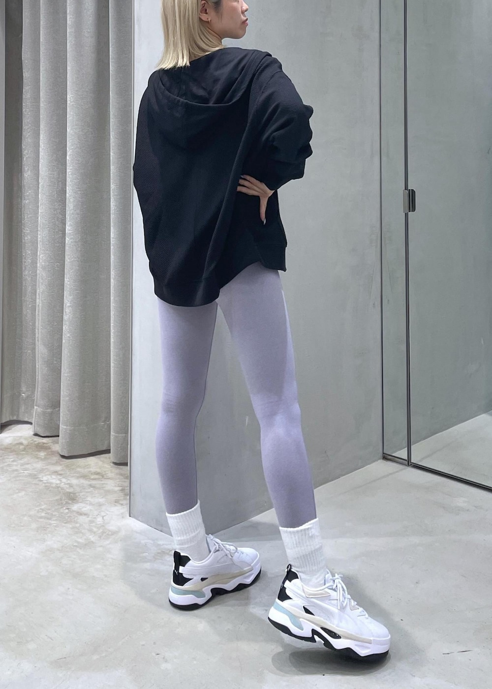 「PUMA、プーマ、スニーカー、workout、パーカー、羽織り、初秋コーデ、秋コーデ、ランニングコーデ、ジム・トレーニングコーデ、ヘルシーコーデ」｜「PUMAの【PUMA】BLSTR ウィメンズシューズ（スニーカー、ホワイト系）」を使った、Honamiさん（レディース・157cm）の秋コーディネートの4枚目の写真