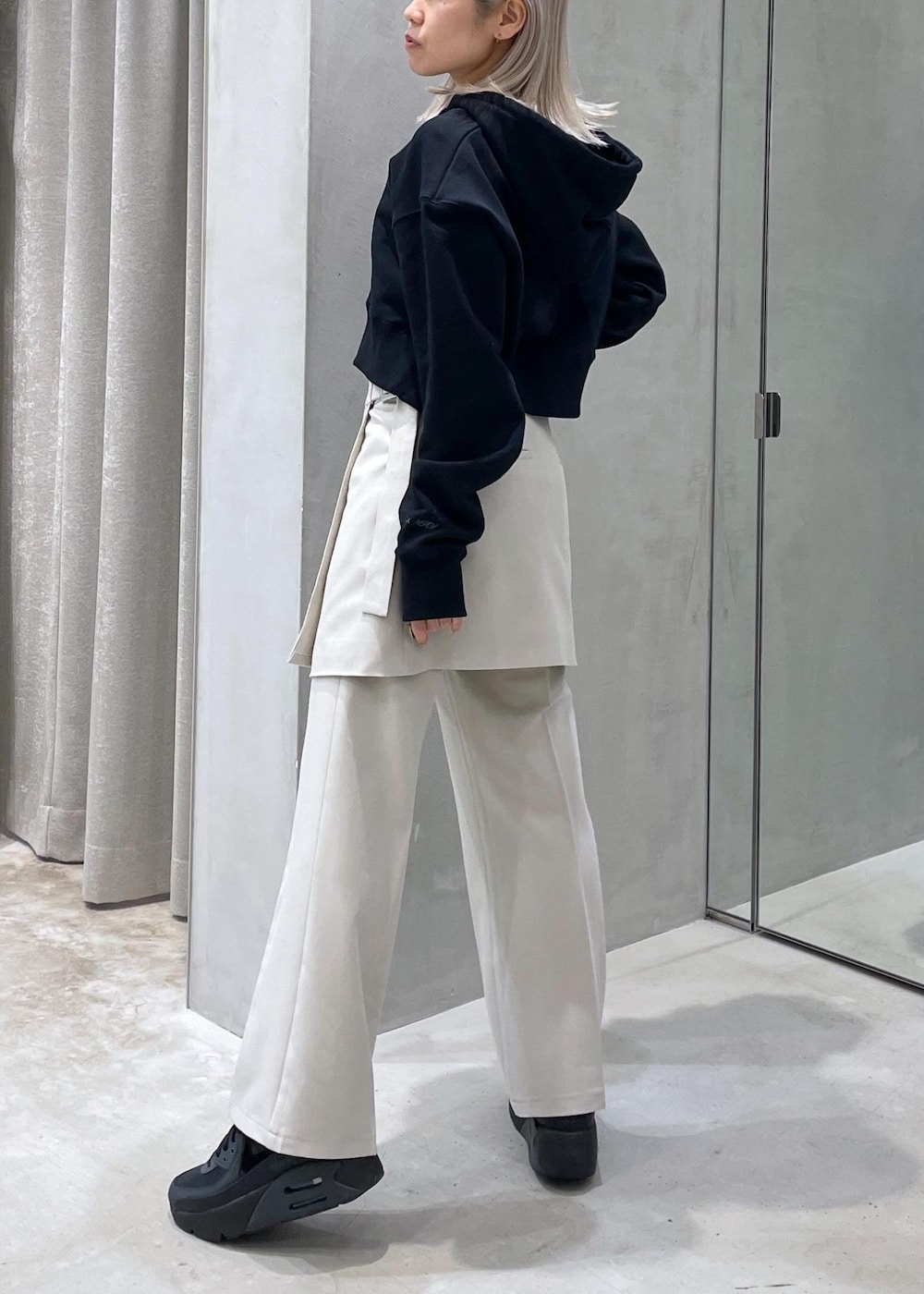 ホワイト系のその他パンツ、ブラック系のスニーカー、ブラック系のパーカーを着用したレディースの冬コーディネートの3枚目の写真