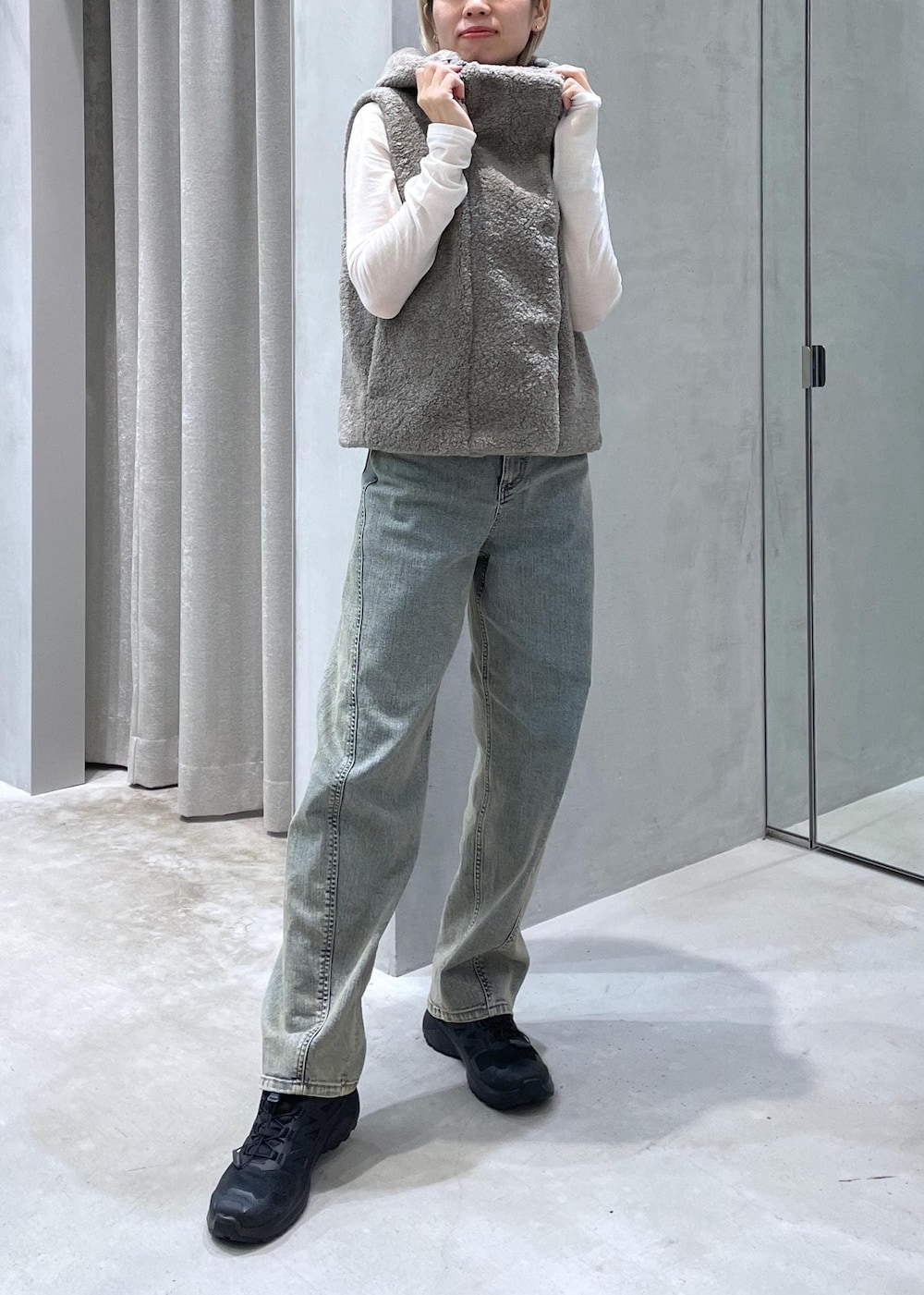 ベージュ系のデニムパンツ、ホワイト系のアンサンブル、ベージュ系のその他アウターを着用したレディースの秋コーディネートの4枚目の写真