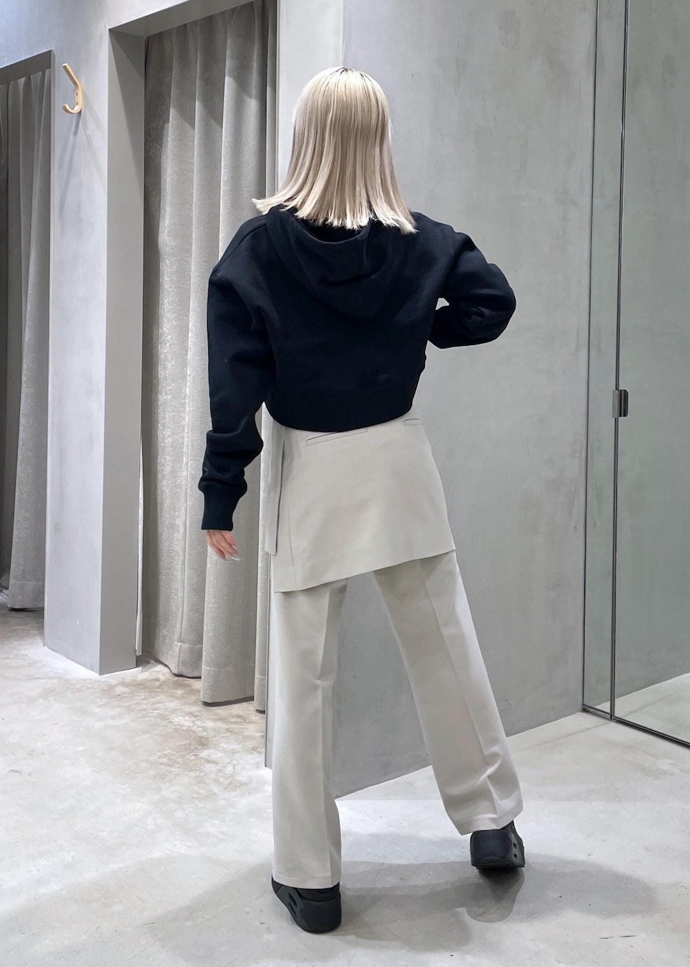 ホワイト系のその他パンツ、ブラック系のスニーカー、ブラック系のパーカーを着用したレディースの冬コーディネートの2枚目の写真