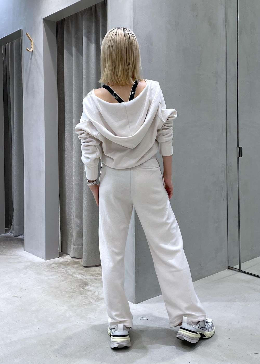 ホワイト系のスニーカー、ホワイト系のその他パンツ、ホワイト系のパーカーを着用したレディースの夏コーディネートの4枚目の写真