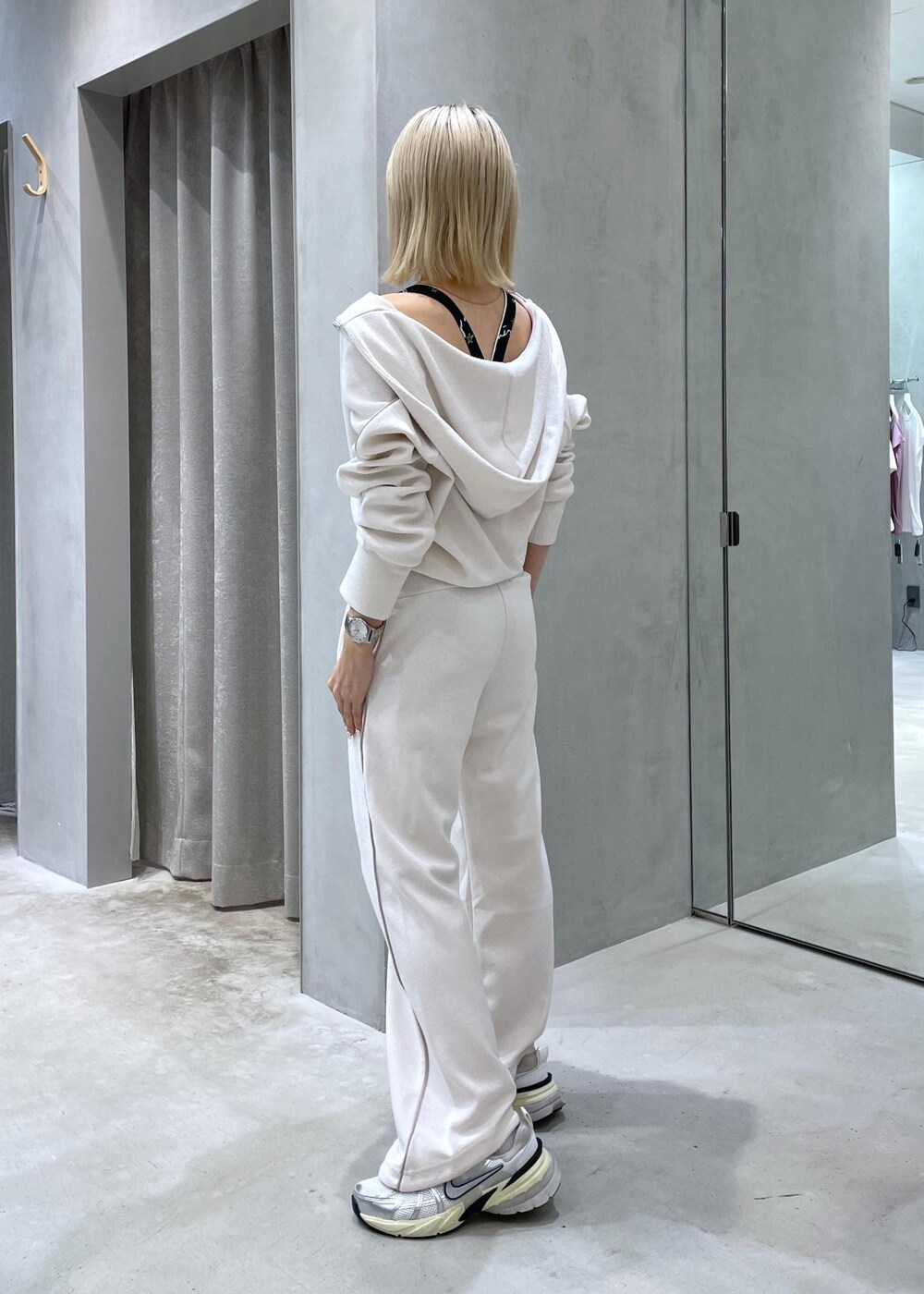ホワイト系のスニーカー、ホワイト系のその他パンツ、ホワイト系のパーカーを着用したレディースの夏コーディネートの2枚目の写真