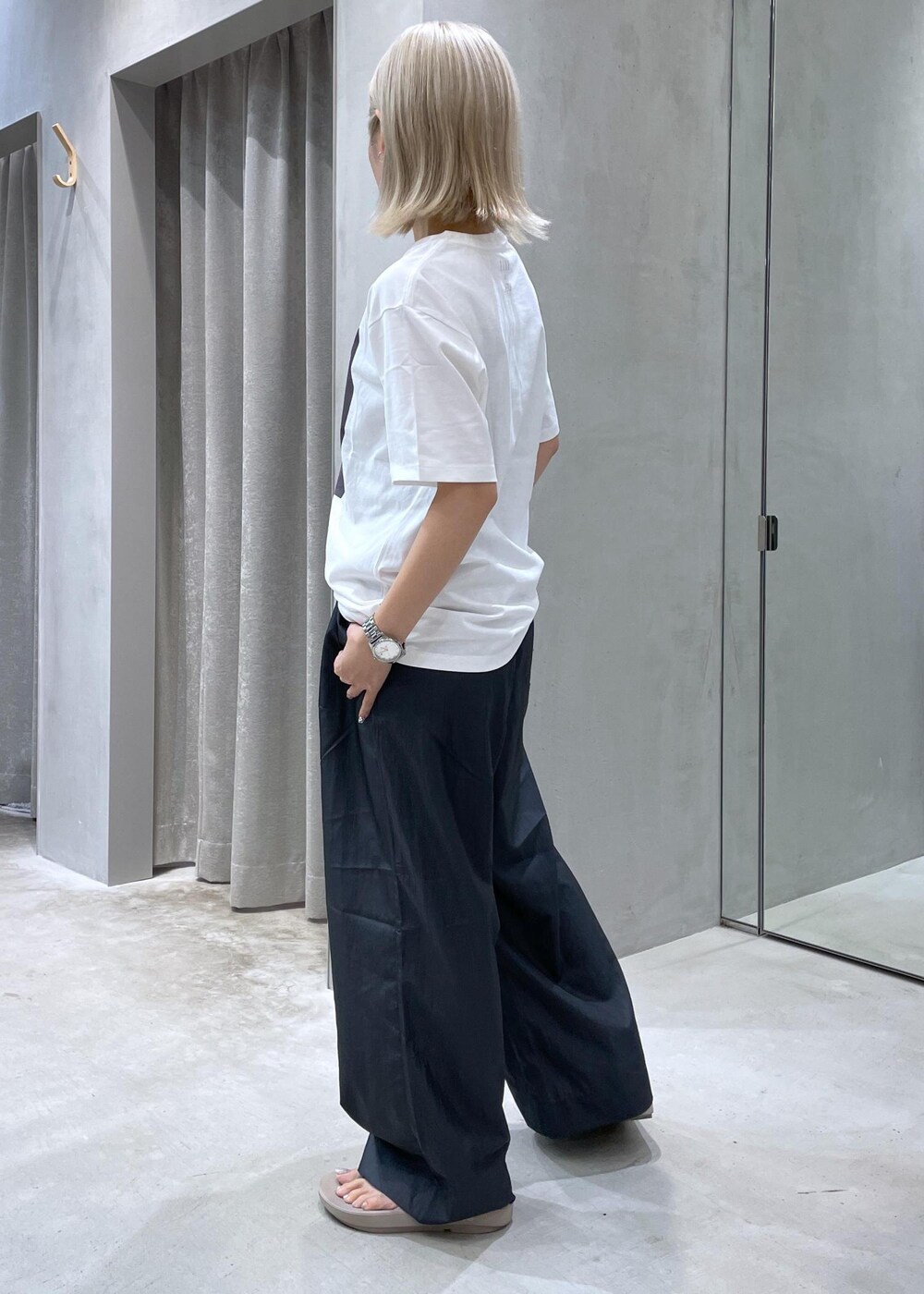 ベージュ系のサンダル、グレー系のその他パンツ、ホワイト系のTシャツ/カットソーを着用したレディースの夏コーディネートの2枚目の写真