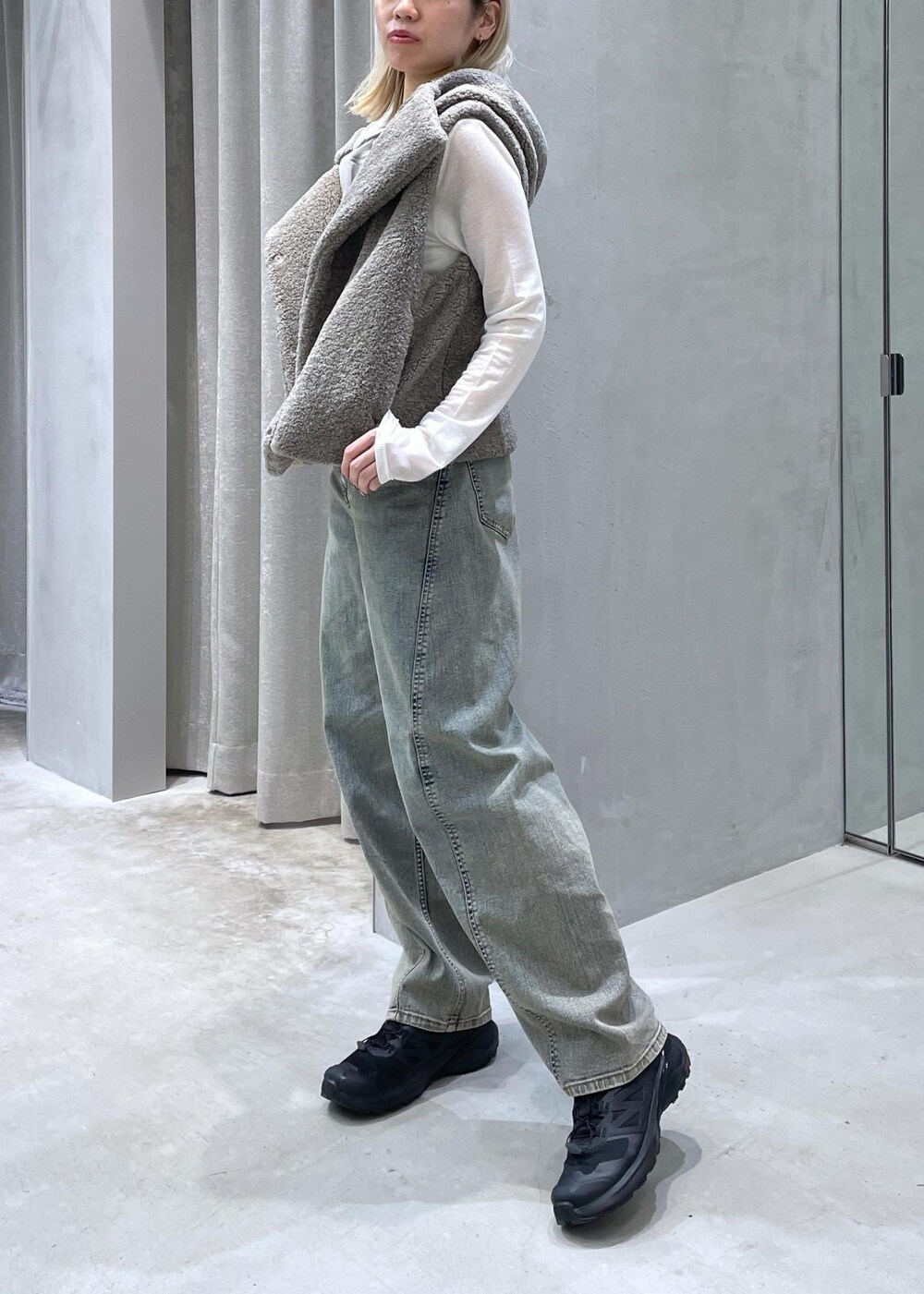 ベージュ系のデニムパンツ、ホワイト系のアンサンブル、ベージュ系のその他アウターを着用したレディースの秋コーディネートの2枚目の写真