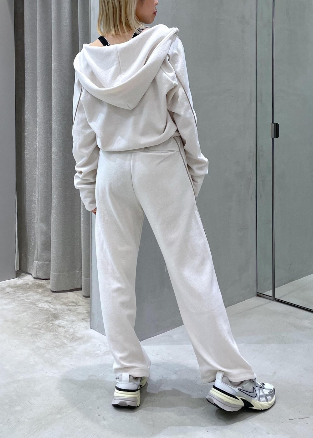 ホワイト系のスニーカー、ホワイト系のその他パンツ、ホワイト系のパーカーを着用したレディースの夏コーディネートの3枚目の写真