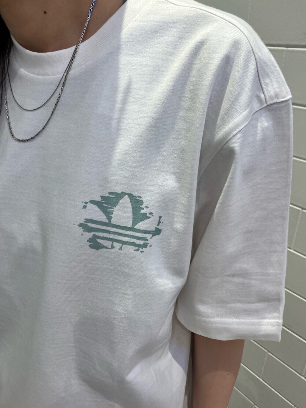 「白Tシャツ、レイヤードスタイル、スニーカー、デニム、adidas、adidas originals、アディダス、アディダスオリジナルス、Tシャツ、SL72、バックロゴ、ローカット、今日のコーデ、夏コーデ」｜「adidasのアディダス オリジナルス リゾート グラフィック 半袖Tシャツ（トップス、ホワイト系）」を使った、YNさん（レディース・172cm）の春コーディネートの3枚目の写真