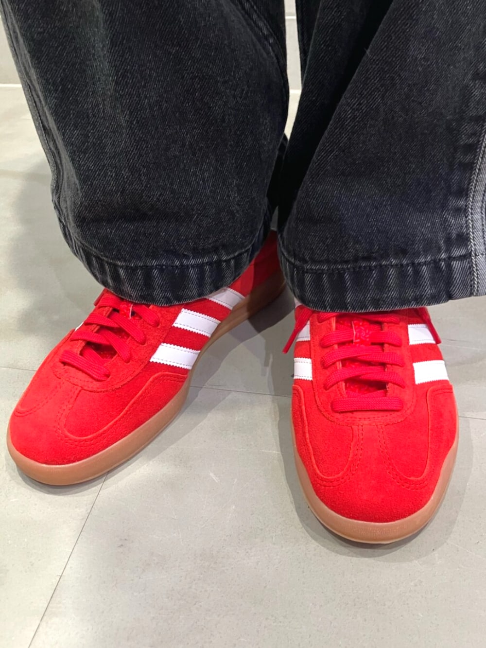 ホワイト系のトップス、ブラック系のデニムパンツ、ベージュ系のショルダーバッグを着用したレディースの夏コーディネートの6枚目の写真