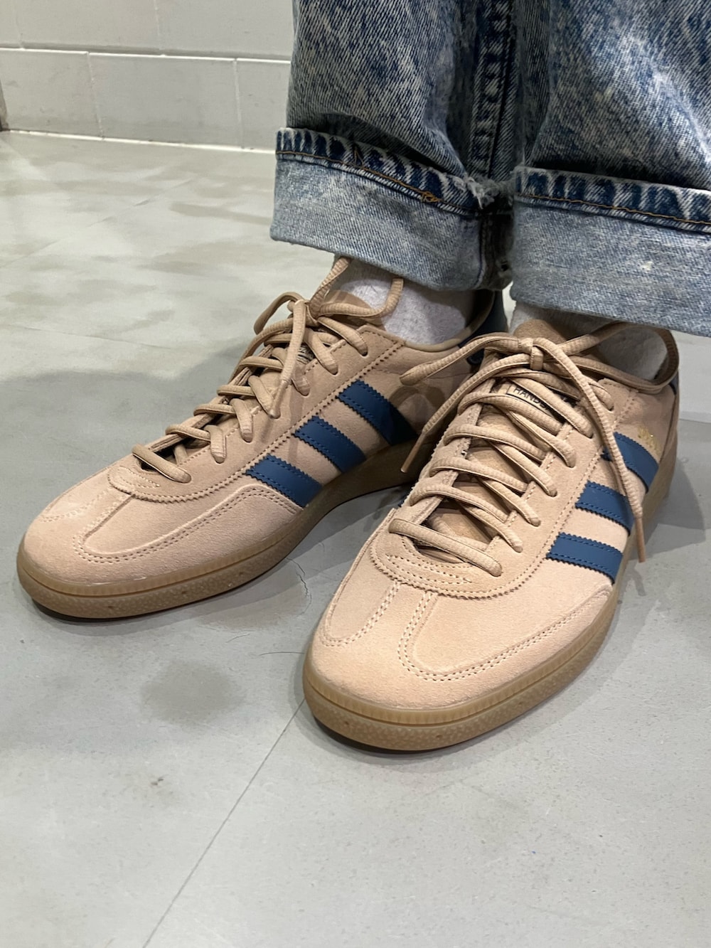 ベージュ系のブルゾン、ベージュ系のスニーカーを着用したレディースの冬コーディネートの4枚目の写真