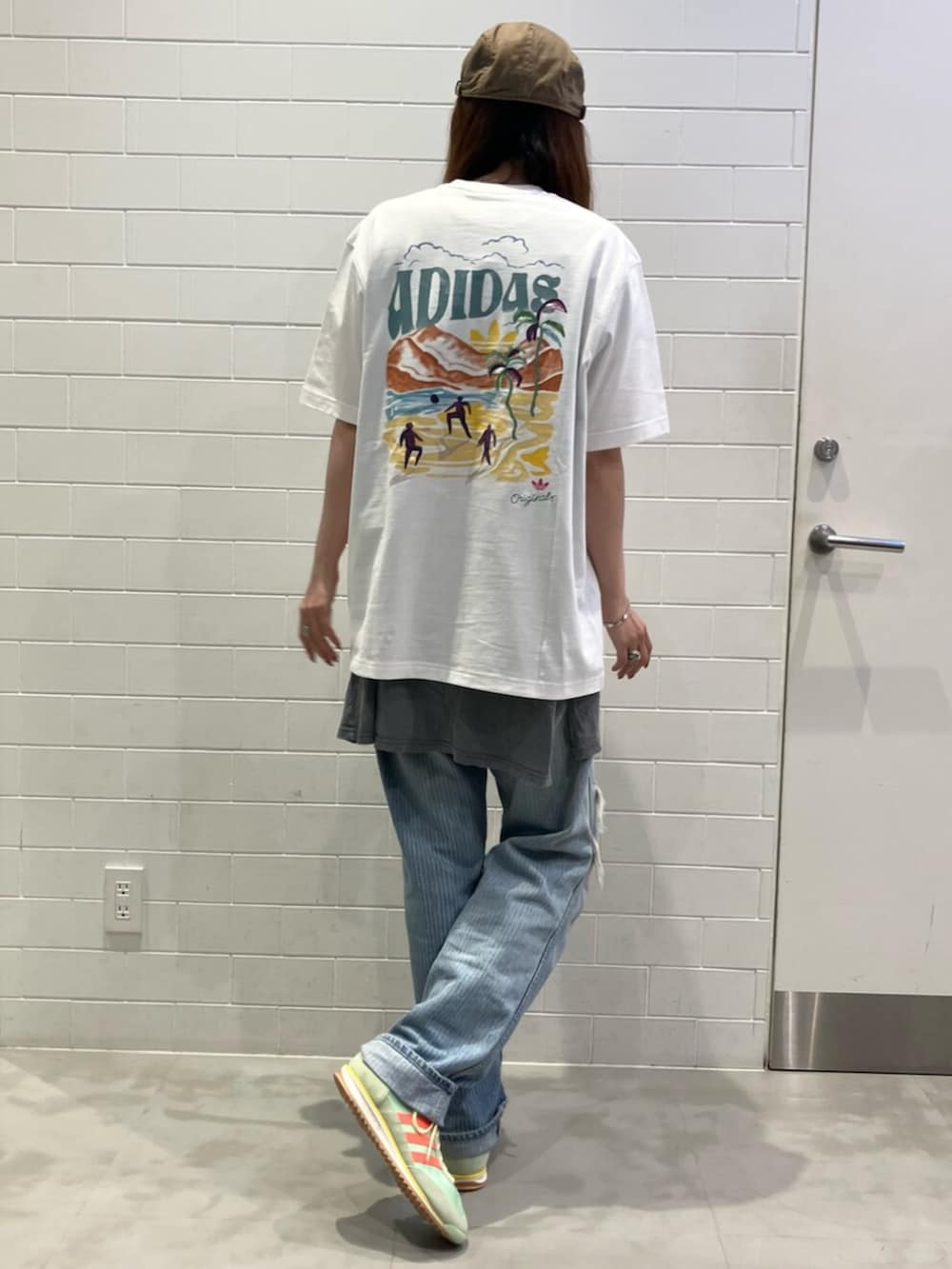 「白Tシャツ、レイヤードスタイル、スニーカー、デニム、adidas、adidas originals、アディダス、アディダスオリジナルス、Tシャツ、SL72、バックロゴ、ローカット、今日のコーデ、夏コーデ」｜「adidasのアディダス オリジナルス リゾート グラフィック 半袖Tシャツ（トップス、ホワイト系）」を使った、YNさん（レディース・172cm）の春コーディネートの2枚目の写真