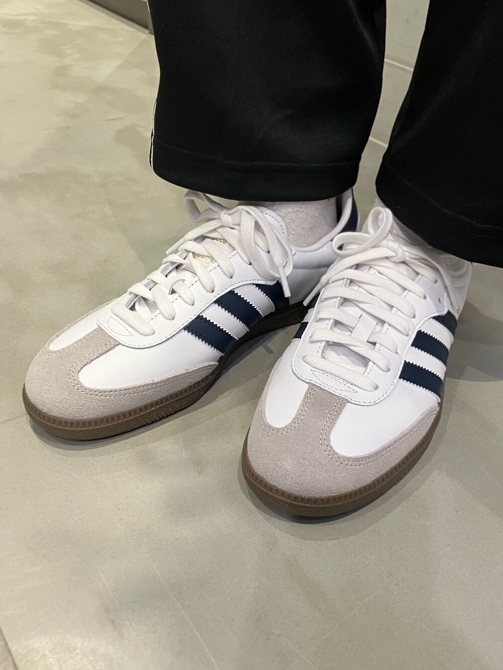 ブラック系のジャケット/アウター、ブラック系のTシャツ/カットソー、ブルー系のショルダーバッグを着用したレディースの冬コーディネートの4枚目の写真