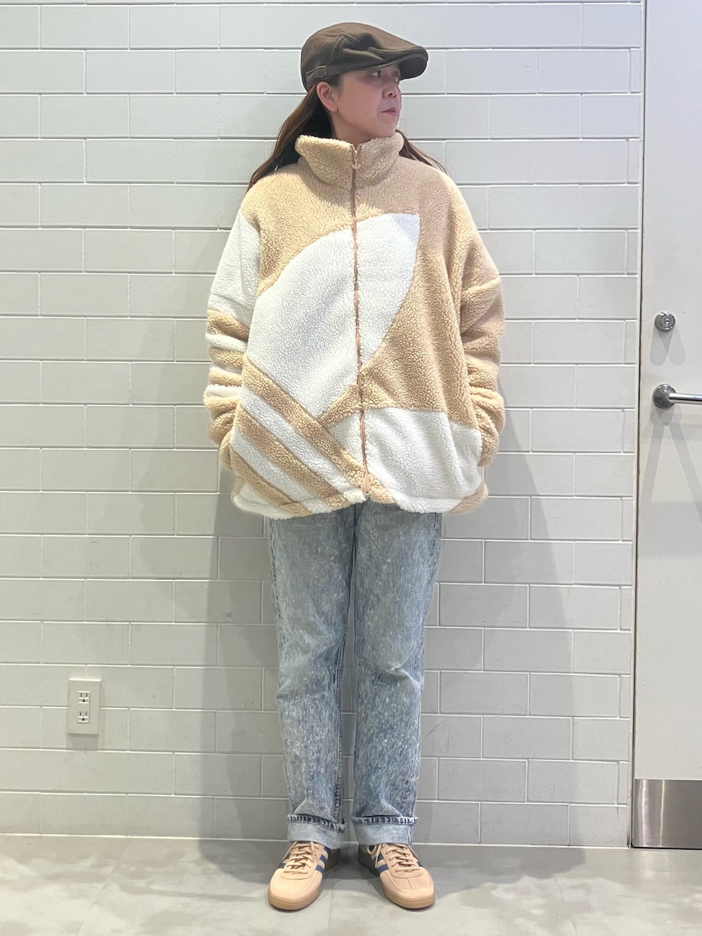 ベージュ系のブルゾン、ベージュ系のスニーカーを着用したレディースの冬コーディネートの2枚目の写真