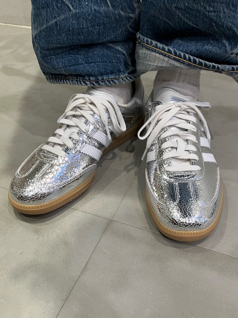 ブルー系のTシャツ/カットソー、シルバー系のスニーカーを着用したレディースの春コーディネートの4枚目の写真