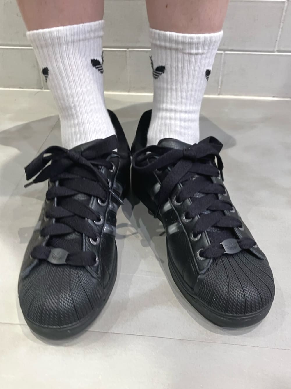 ブラック系のスウェット、ブラック系のその他パンツ、ブラック系のスニーカーを着用したレディースの夏コーディネートの6枚目の写真