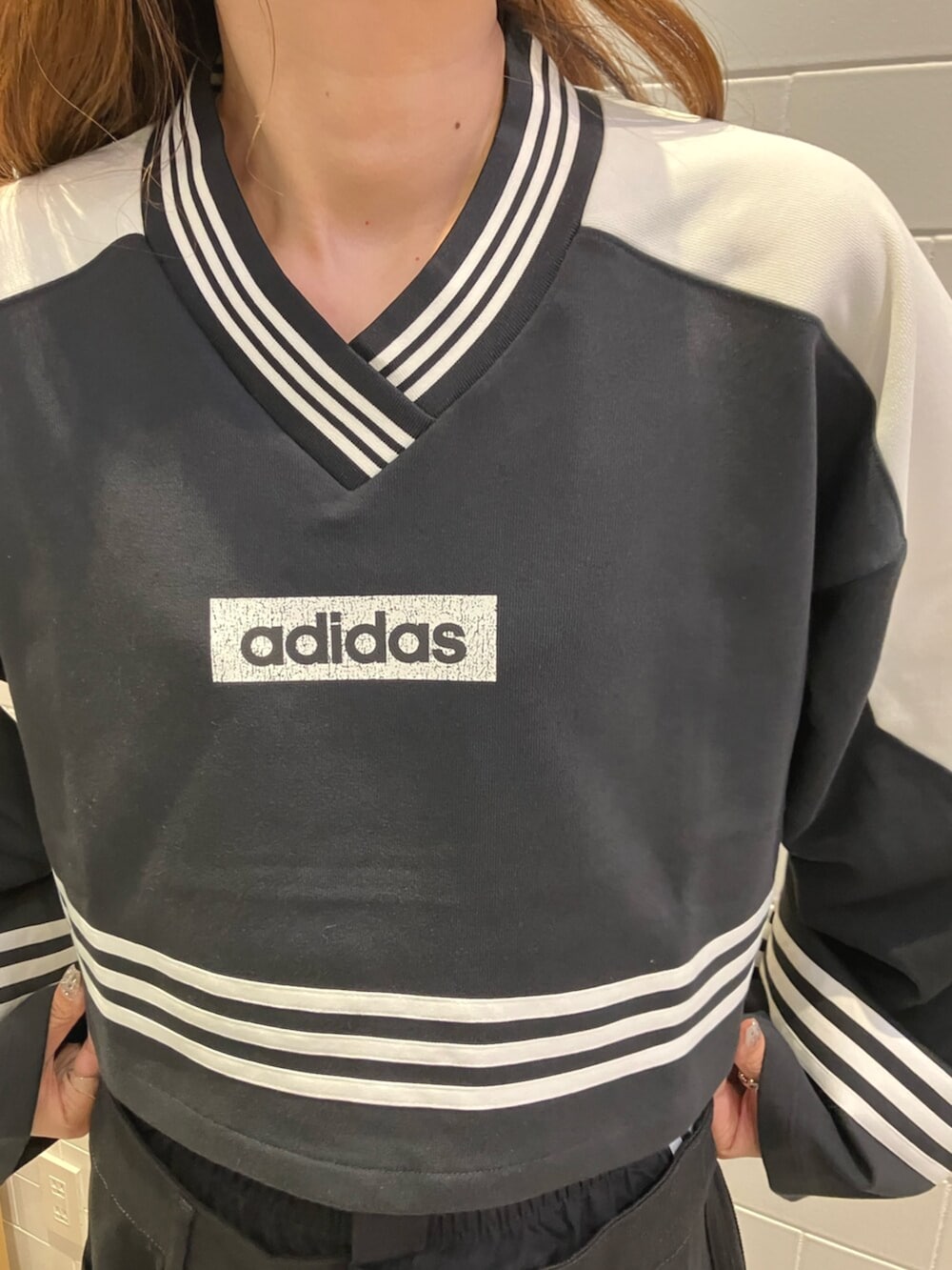 ブラック系のスウェット、ブラック系のその他パンツ、ブラック系のスニーカーを着用したレディースの夏コーディネートの4枚目の写真