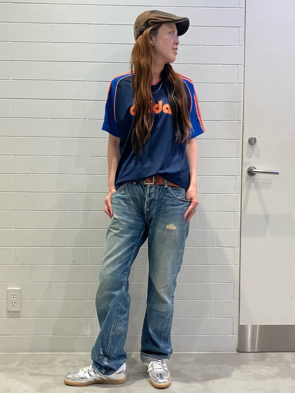 ブルー系のTシャツ/カットソー、シルバー系のスニーカーを着用したレディースの春コーディネートの2枚目の写真