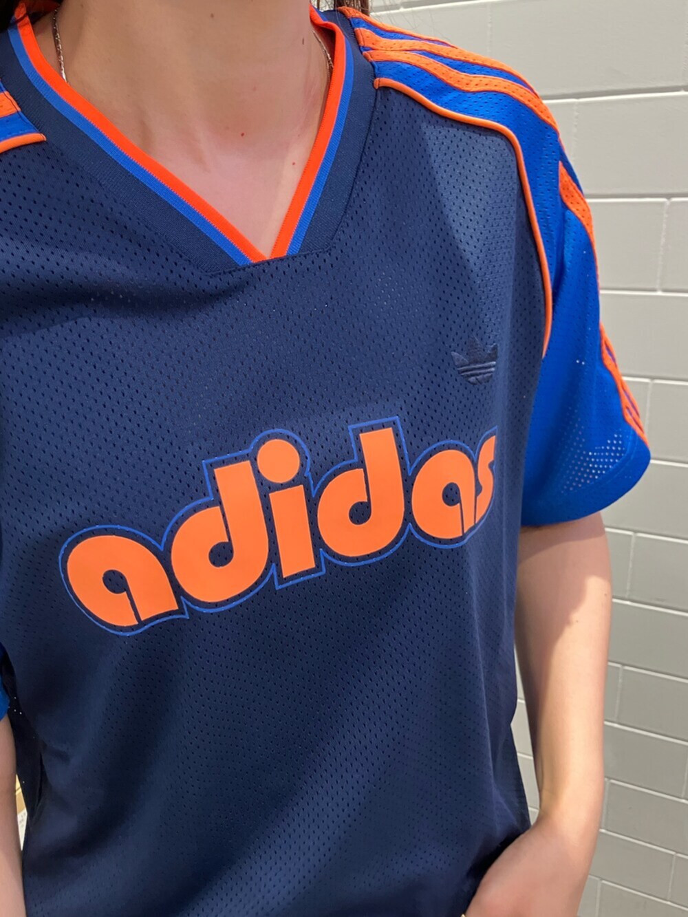 ブルー系のTシャツ/カットソー、シルバー系のスニーカーを着用したレディースの春コーディネートの3枚目の写真