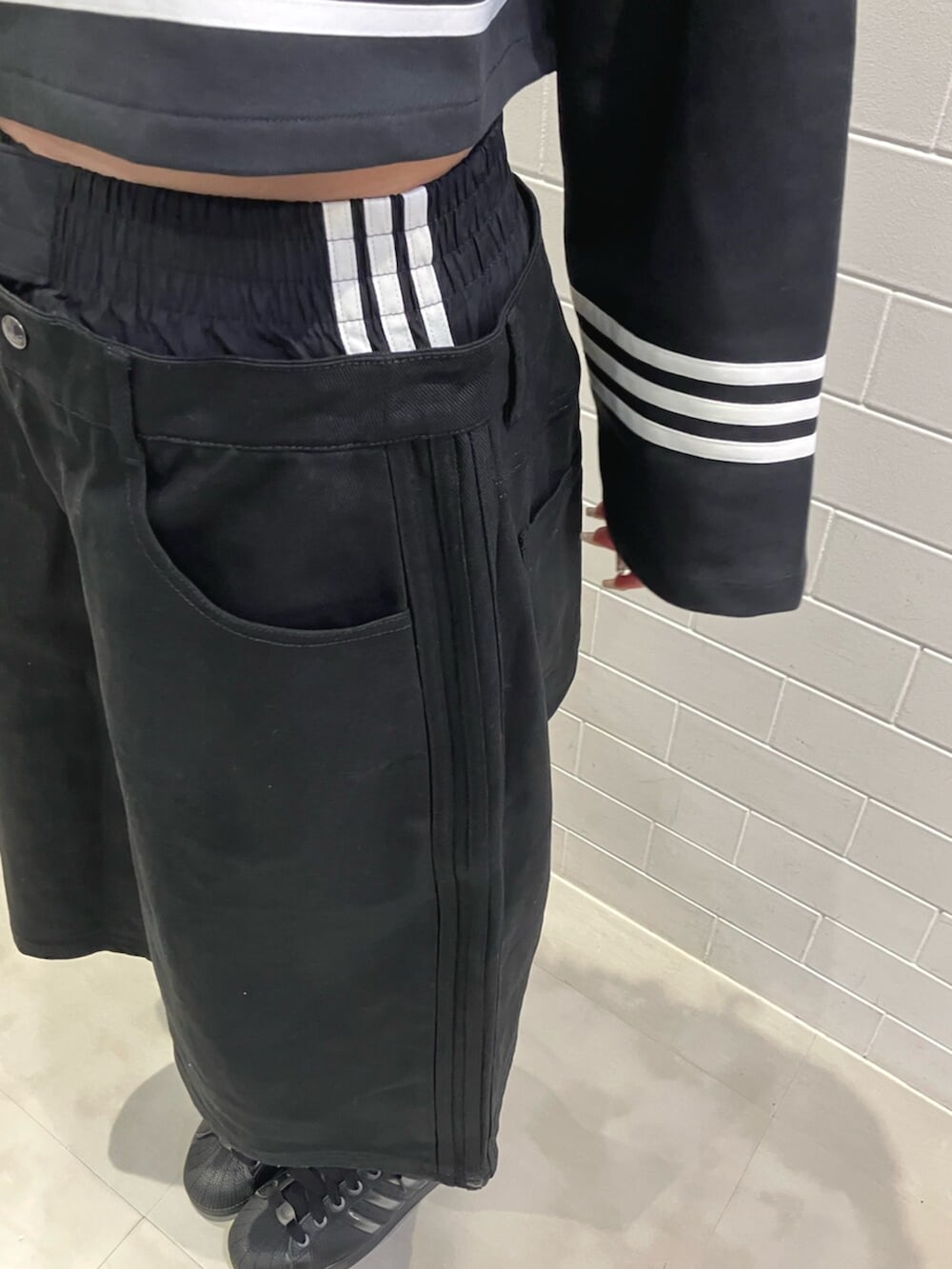 ブラック系のスウェット、ブラック系のその他パンツ、ブラック系のスニーカーを着用したレディースの夏コーディネートの5枚目の写真