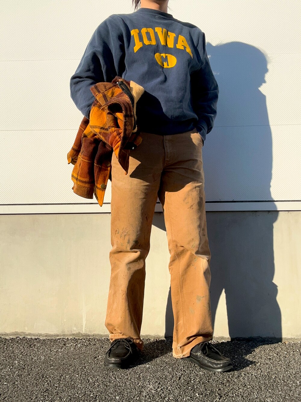 オレンジ系のその他パンツ、ブラック系のモカシン/デッキシューズ、ブルー系のスウェットを着用したメンズの冬コーディネートの2枚目の写真