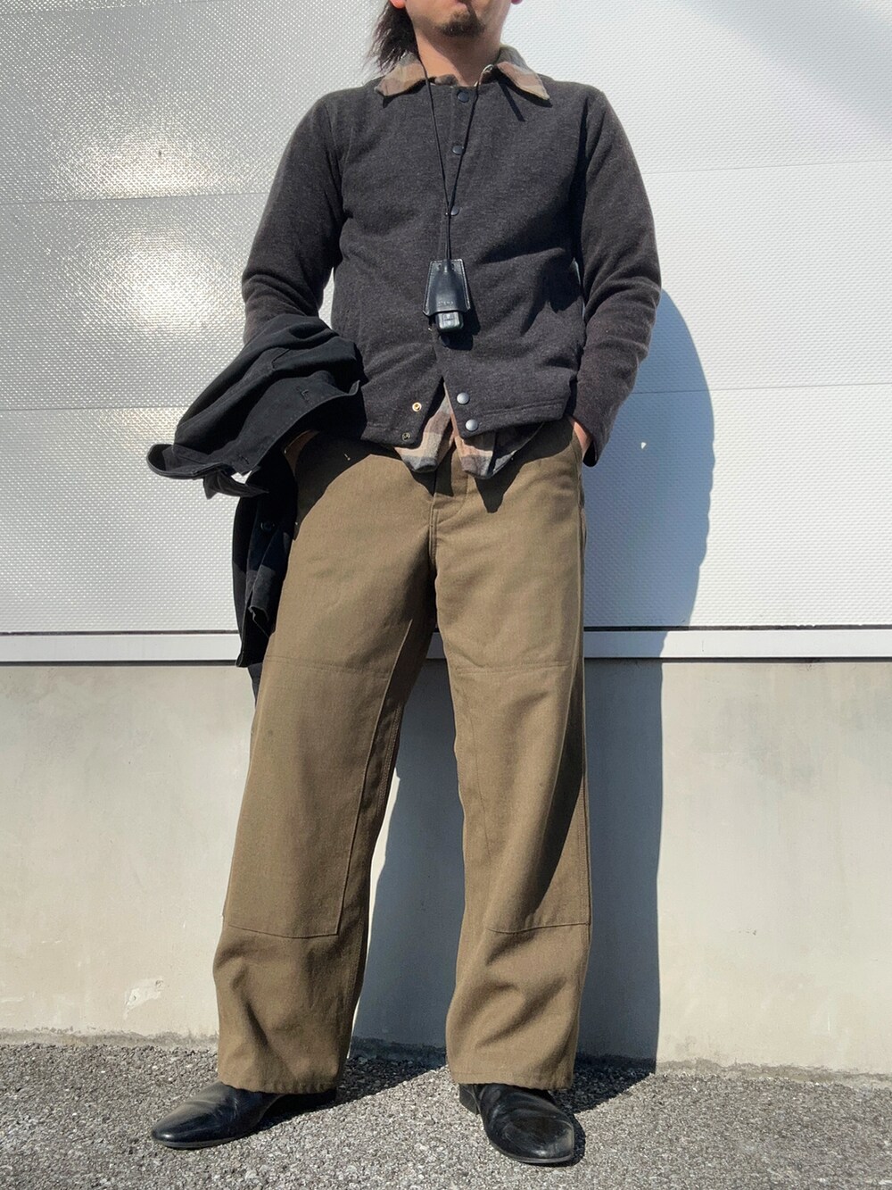 ブラック系のカバーオールを着用したメンズの冬コーディネートの2枚目の写真