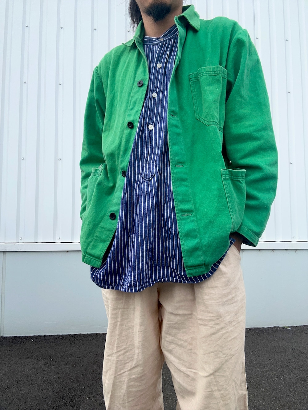 ブルー系のTシャツ/カットソー、グリーン系のカバーオールを着用したメンズの秋コーディネートの2枚目の写真