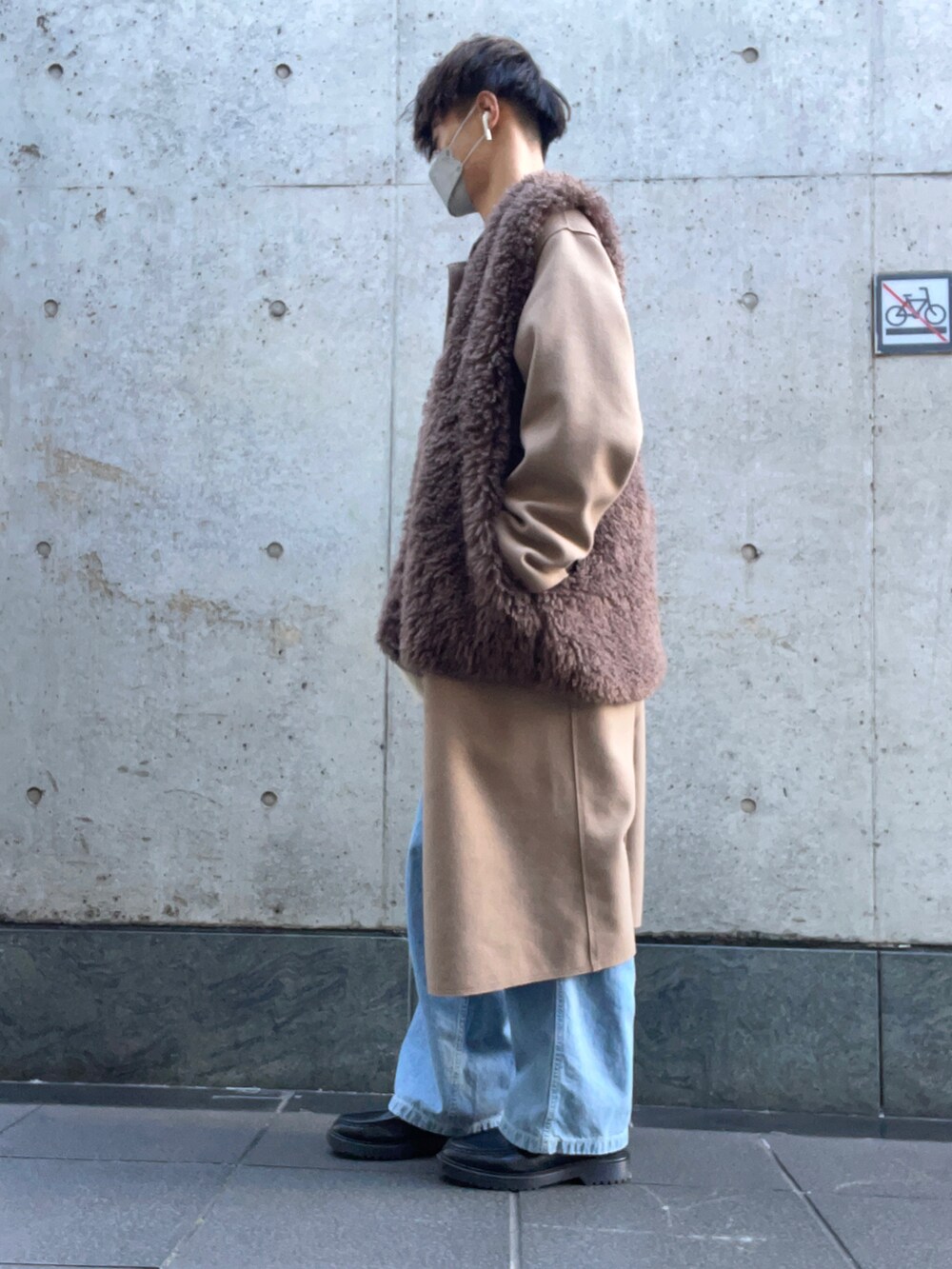 「冬コーデ、きれいめカジュアル、大人カジュアル、低身長コーデ、WEARyouthコーデ、冬アウター、ロングコート、ファーベスト、ニット、デニム、革靴、クリスマスに着たい服、新星WEARISTAにエントリー、いいね、save、フォローお願いします🤑」｜「Confirmの23AW ルーズシルエット クルーネック ナチュラルベーシックプルオーバーニット【Confirm】（ニット/セーター、ベージュ系）」を使った、はるさん（メンズ・168cm）の冬コーディネートの2枚目の写真