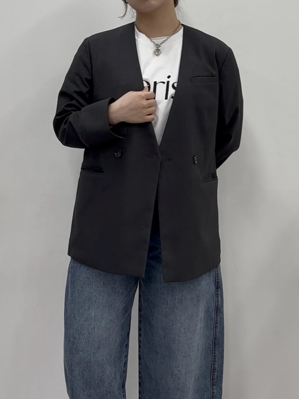 ブルー系のデニムパンツ、ブルー系のデニムパンツ、ホワイト系のTシャツ/カットソーを着用したレディースの春コーディネートの3枚目の写真