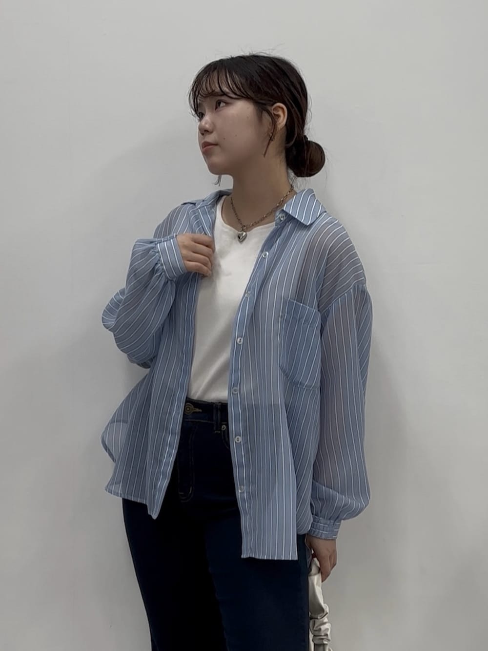 ベージュ系のTシャツ/カットソー、ブルー系のシャツ/ブラウスを着用したレディースの春コーディネートの2枚目の写真