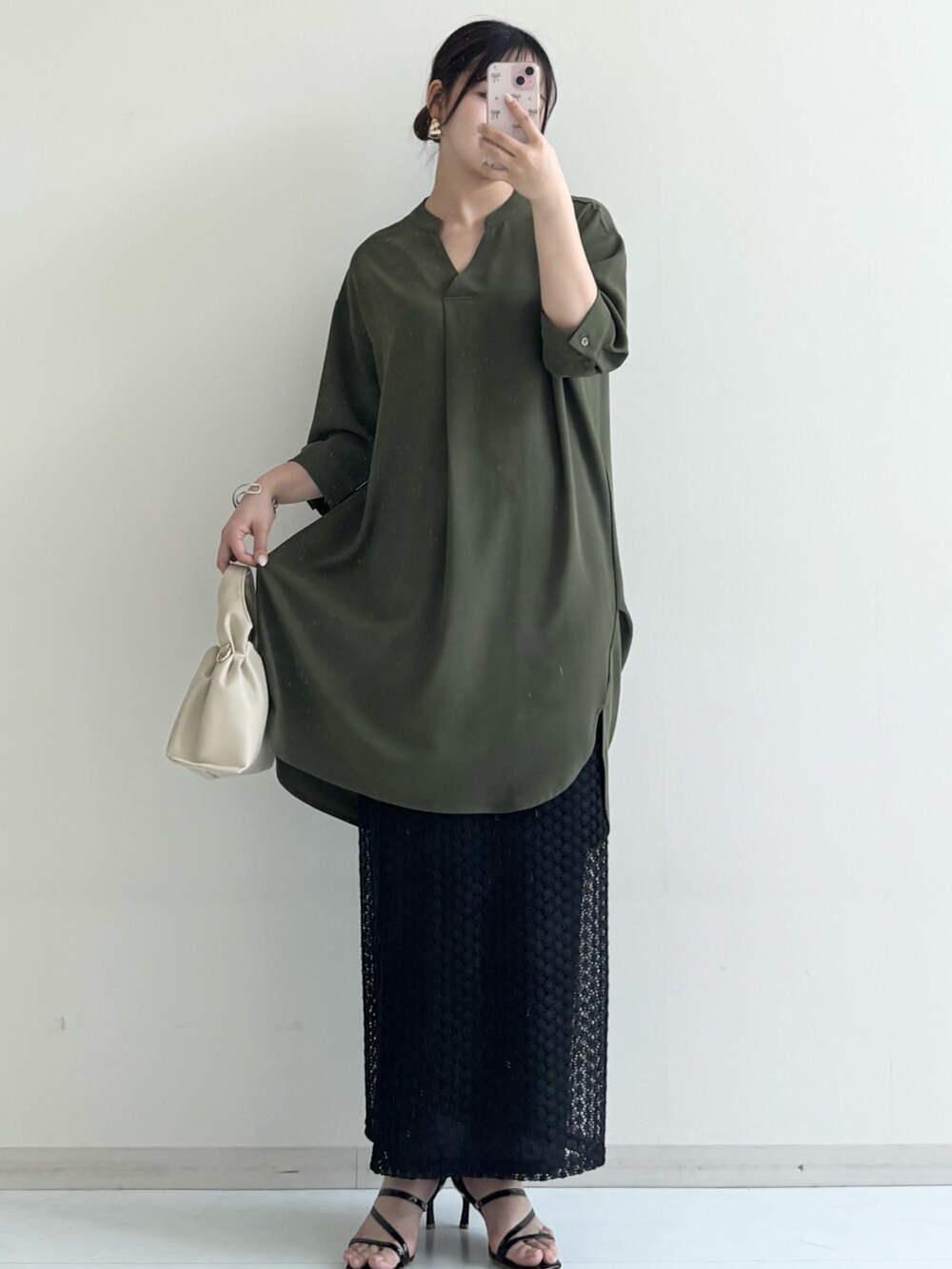グリーン系のシャツ/ブラウス、グリーン系のシャツ/ブラウス、ブラック系のスカートを着用したレディースの春コーディネートの2枚目の写真