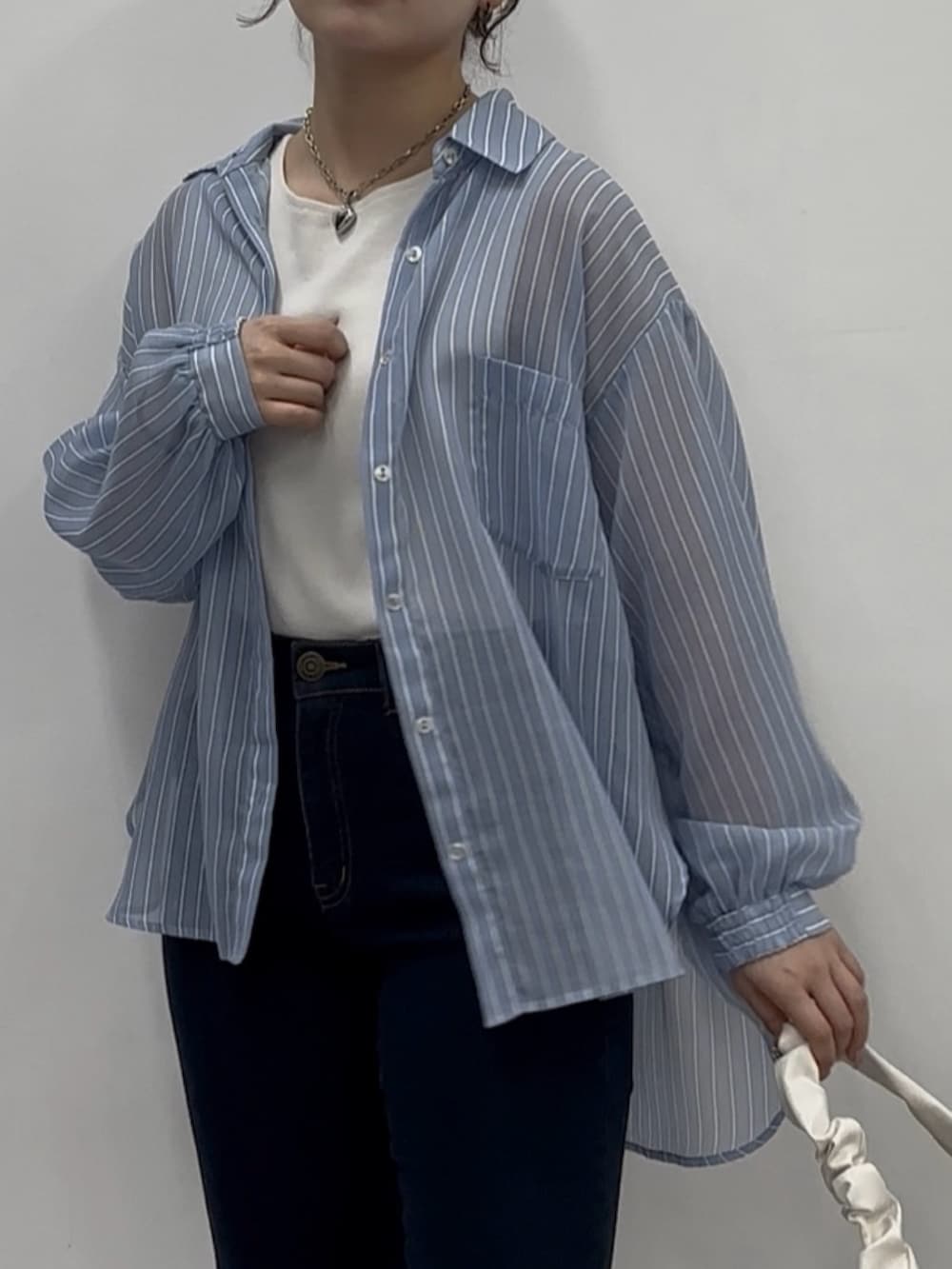 ベージュ系のTシャツ/カットソー、ブルー系のシャツ/ブラウスを着用したレディースの春コーディネートの3枚目の写真