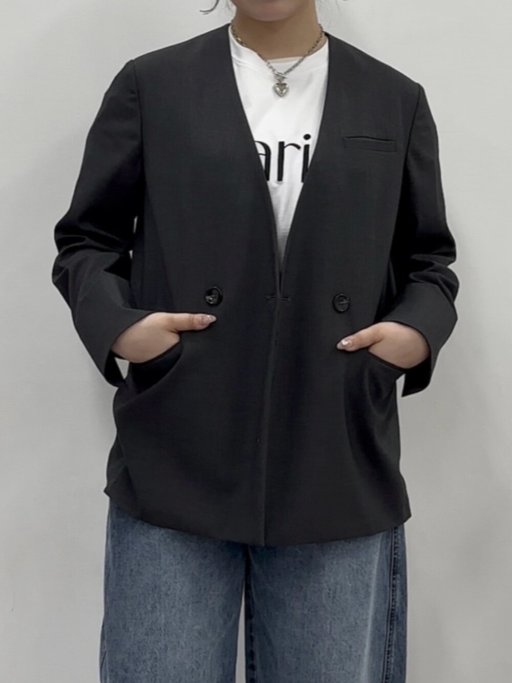 ブルー系のデニムパンツ、ブルー系のデニムパンツ、ホワイト系のTシャツ/カットソーを着用したレディースの春コーディネートの2枚目の写真