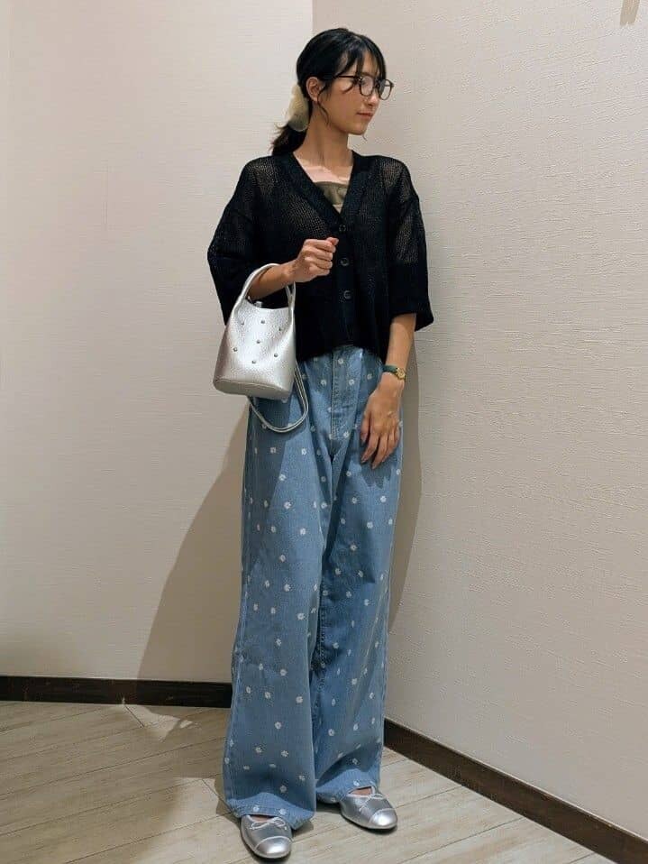 ブラック系のカーディガン/ボレロ、ブルー系のデニムパンツ、シルバー系のその他シューズを着用したレディースの夏コーディネートの2枚目の写真