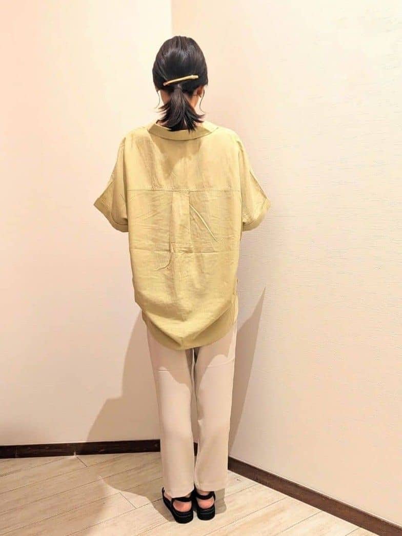 ベージュ系のその他パンツ、ブラック系のサンダル、ブラック系のトートバッグを着用したレディースの夏コーディネートの4枚目の写真