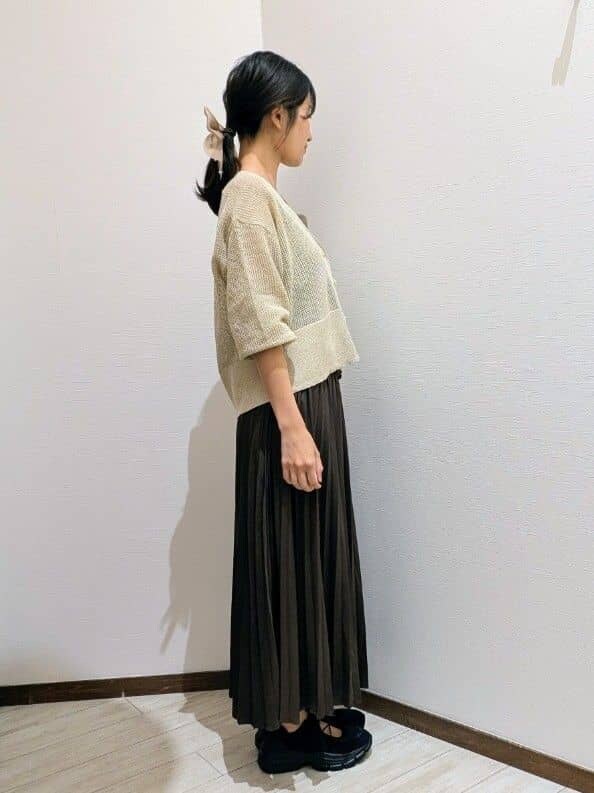 ベージュ系のカーディガン/ボレロ、ブラウン系のスカート、ブラック系のスニーカーを着用したレディースの秋コーディネートの3枚目の写真